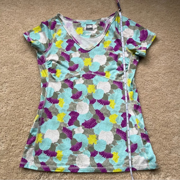 Lot of 2 The North Face Women’s Colorful Print Tee Shirts - M - VGUC - Stretch - Picture 13 of 13